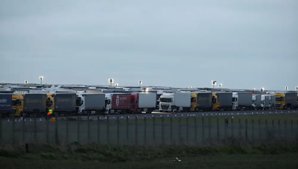 Miles de camiones permanecen varados en la frontera con Francia