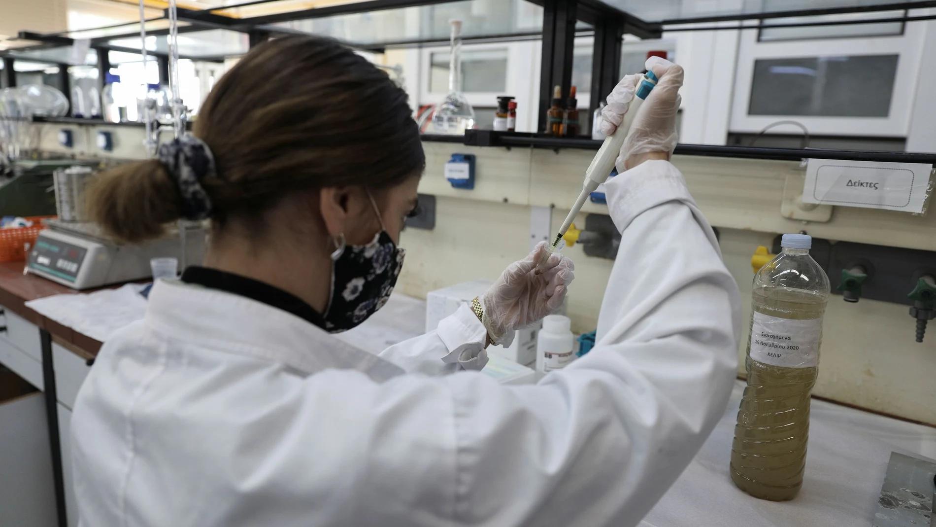 Una científica trabaja en el laboratorio donde investigan fármacos contra la Covid