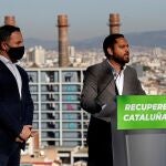 El líder de Vox, Santiago Abascal, junto al candidato del partido a la Generalitat, Ignacio Garriga (d), en Barcelona.