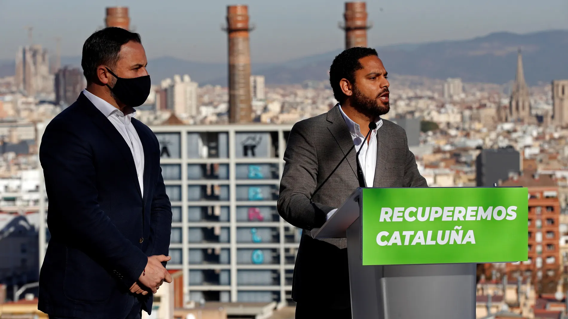 El líder de Vox, Santiago Abascal, junto al candidato del partido a la Generalitat, Ignacio Garriga (d), en Barcelona.