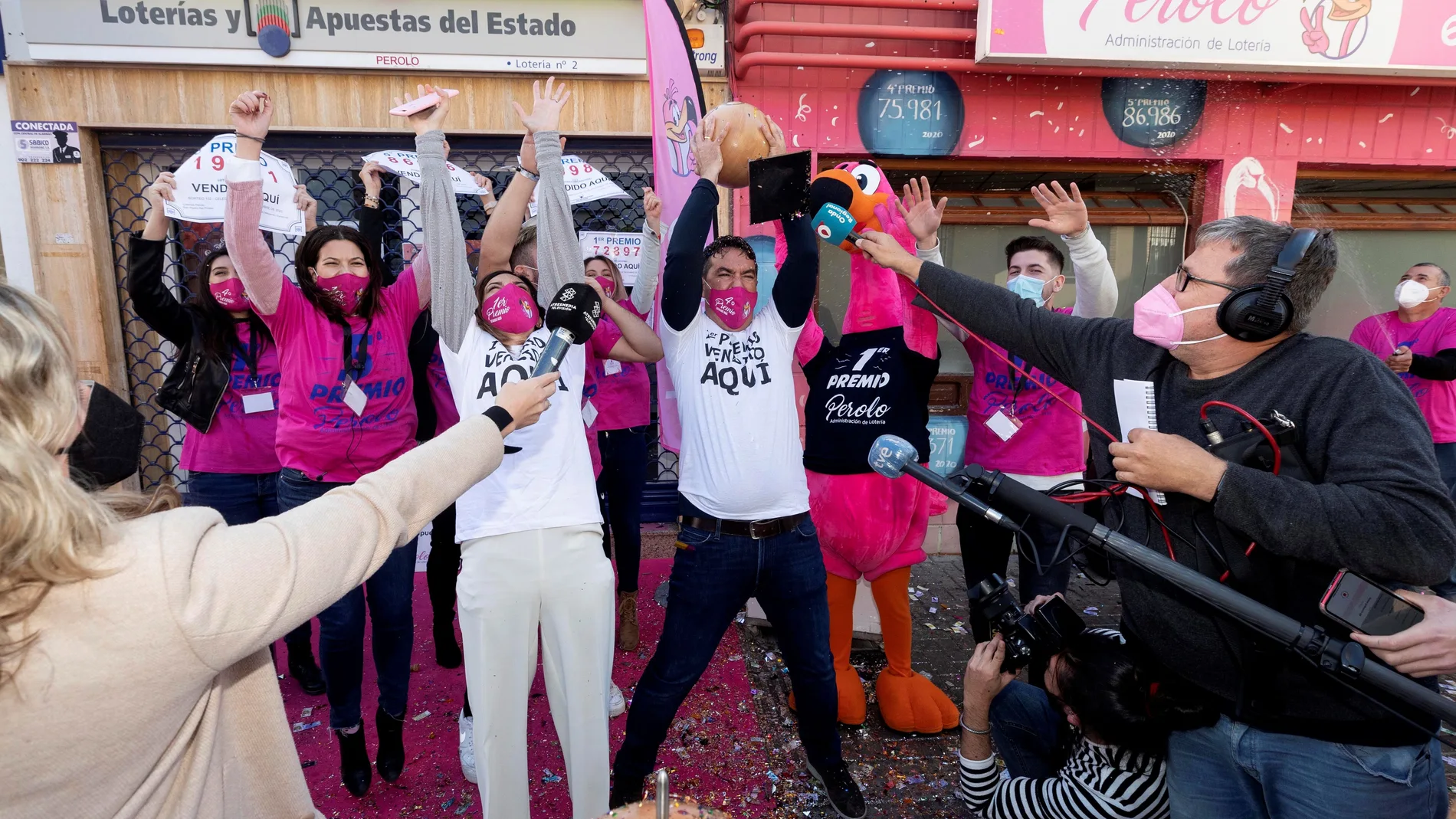 En la imagen, el gerente de la administración número 2 de San Pedro de Pinatar (Murcia) tras vender cinco premios de Navidad