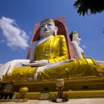 Estatua de budas gigantes en Asia.