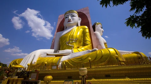 Estatua de budas gigantes en Asia.