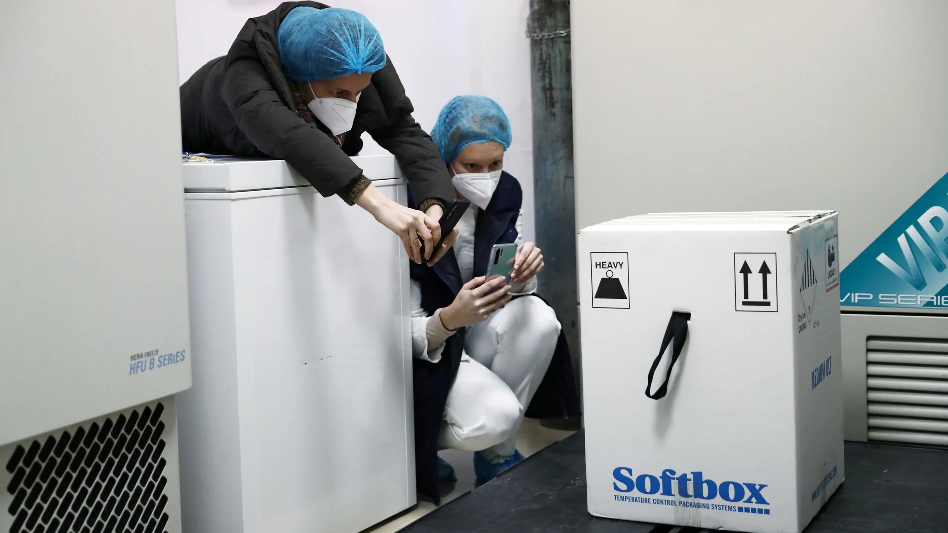 Sanitarios de Serbia reciben las cajas con los viales de la vacuna contra la Covid-19 de Pfizer