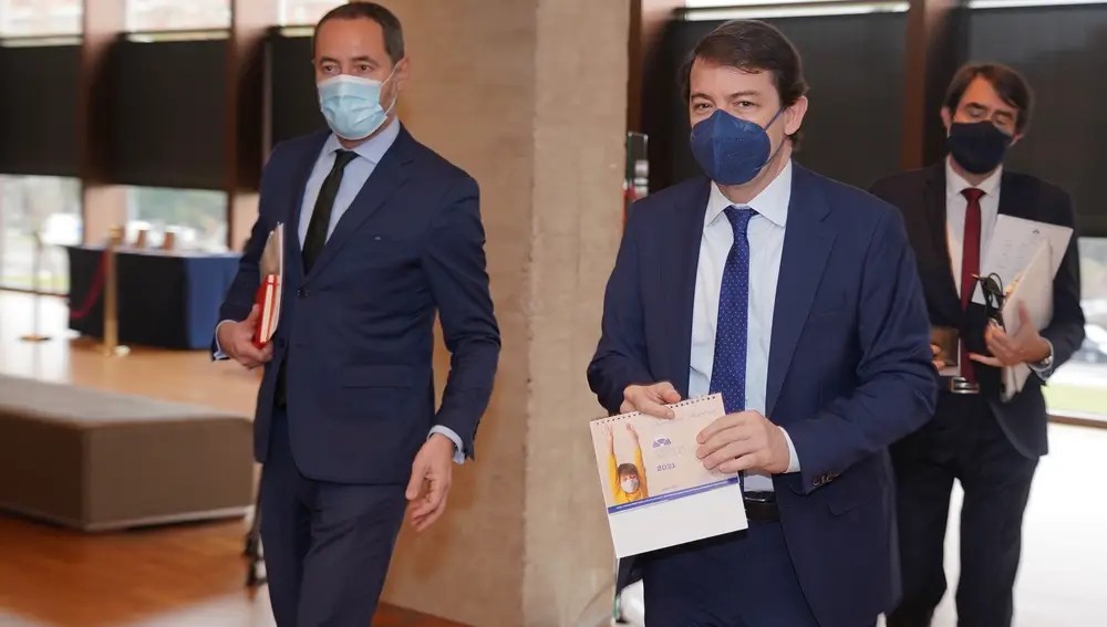 El presidente de Castilla y León, Alfonso Fernández Mañueco, a su llegada al Parlamento autonómico