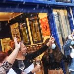 Loteros y clientes de la administración situada en la calle Rubalcava, , en Ferrol, que se ha repartido parte del número 06095.
