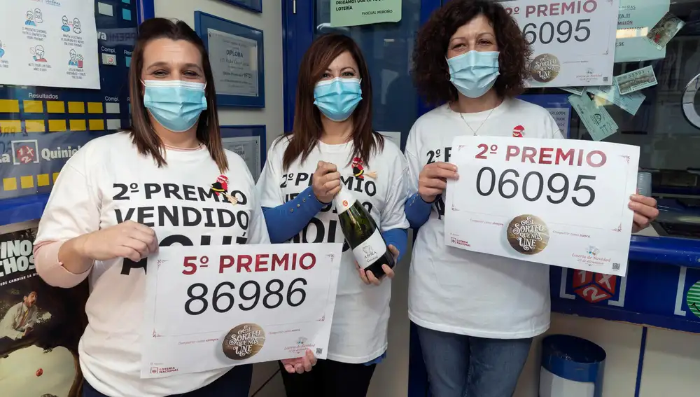 MURCIA, 22/12/2020.- Las trabajadoras de la administración número 5 de Murcia (El Puente), María Ángeles Canóvas (d) Conchi Toledo (c) y Carmen Rodríguez (i), que han vendido diez décimos del número 6.095, segundo premio del Sorteo Extraordinario de la Lotería de Navidad, dotado con 1.250.000 euros a la serie, por lo que el poseedor de cada décimo ganará 125.000 euros, posan con el número premiado en la administración de Murcia. EFE/Marcial Guillén