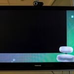 Una pantalla de un televisor encendido muestra la emisión del segundo canal de Canal Sur en negro y con la silla del intérprete de la lengua de signos vacía