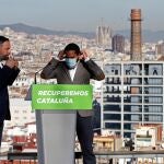El líder de Vox, Santiago Abascal, junto al candidato del partido a la Generalitat, Ignacio Garriga, durante un acto en Barcelona