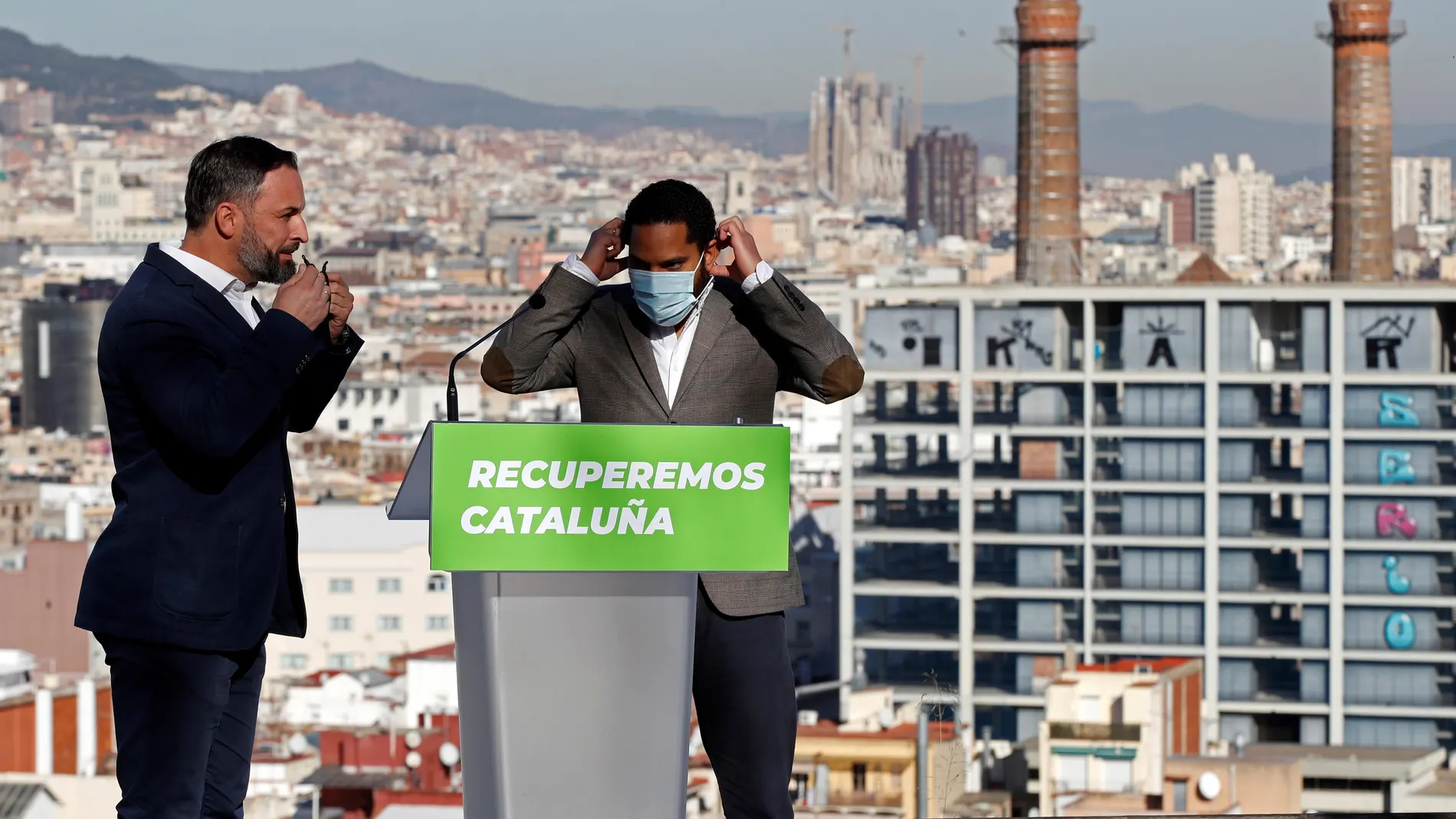 El líder de Vox, Santiago Abascal, junto al candidato del partido a la Generalitat, Ignacio Garriga, durante un acto en Barcelona