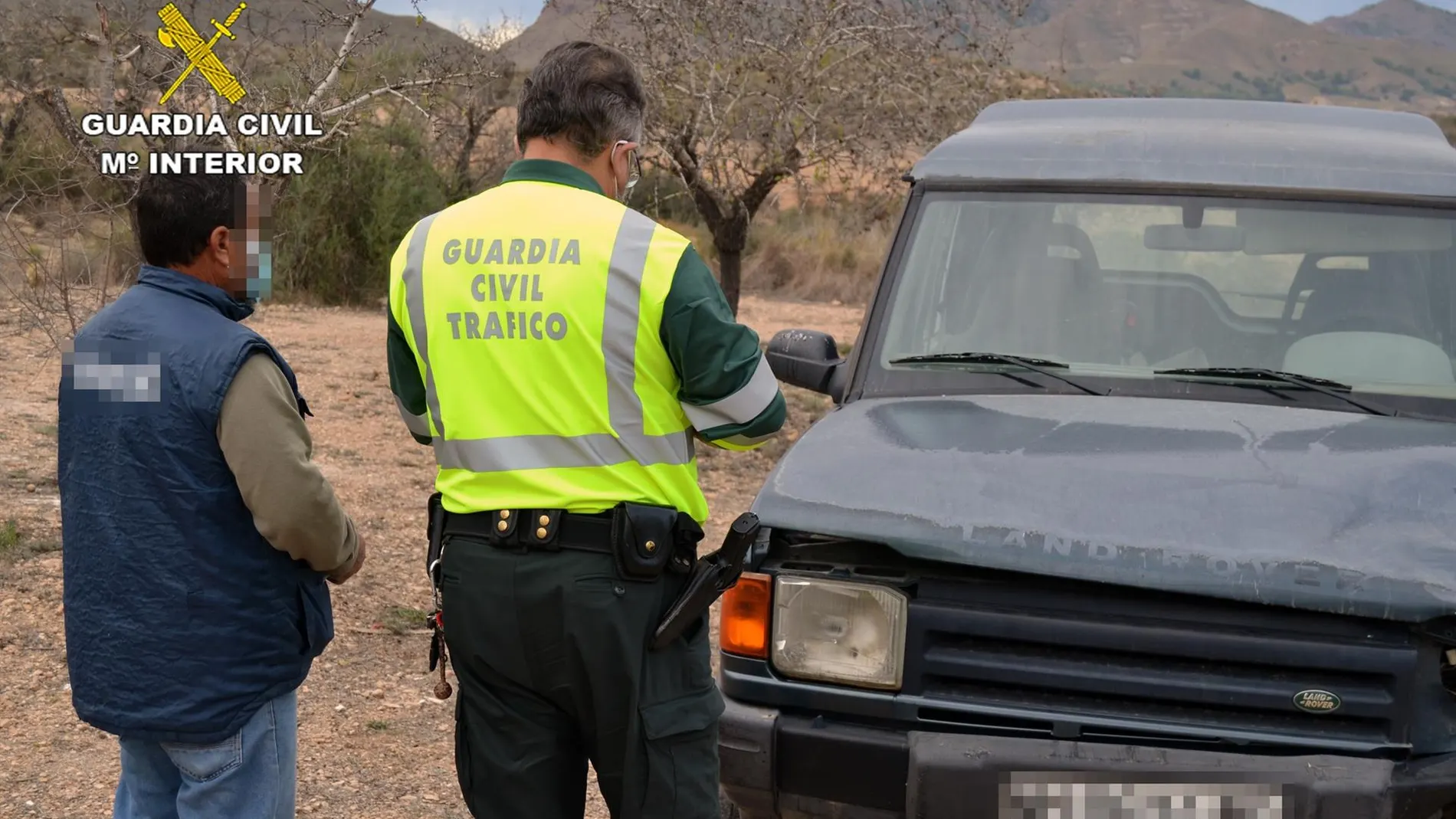La Guardia Civil de la Región de Murcia ha investigado al conductor de un turismo, implicado en un accidente de circulación ocurrido en la carretera RM-332 (Cartagena-Carretera Lorca-Águilas), término municipal de Mazarrón, como presunto autor de delito de falsedad documental por utilizar en su vehículo una pegatina de ITV falsa. También se le atribuye la presunta autoría de delito de conducción sin carné por pérdida de puntos. En la fotografía, el vehículo y su conductor