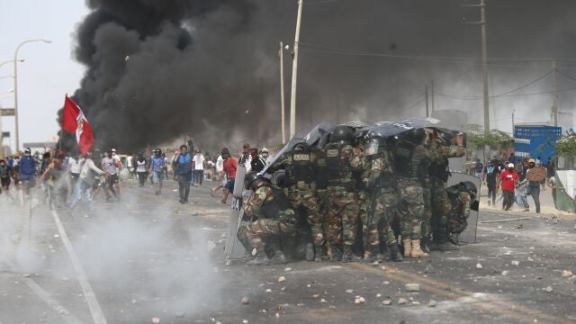 22 December 2020, Peru, Ica: Workers of the Agro Exporters clash with security forces as they block a road during a protest for not approving the new agricultural law. Photo: El Comercio/GDA via ZUMA Wire/dpaEl Comercio/GDA via ZUMA Wire/dp / DPA22/12/2020 ONLY FOR USE IN SPAIN