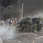 22 December 2020, Peru, Ica: Workers of the Agro Exporters clash with security forces as they block a road during a protest for not approving the new agricultural law. Photo: El Comercio/GDA via ZUMA Wire/dpaEl Comercio/GDA via ZUMA Wire/dp / DPA22/12/2020 ONLY FOR USE IN SPAIN