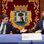 El alcalde de Madrid, José Luis Martínez-Almeida (i) junto con el líder de Vox en Madrid, Javier Ortega Smith (d) durante la firma del acuerdo de presupuestos