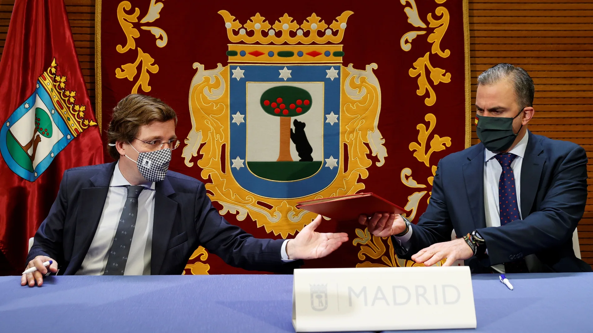 El alcalde de Madrid, José Luis Martínez-Almeida (i) junto con el líder de Vox en Madrid, Javier Ortega Smith (d) durante la firma del acuerdo de presupuestos