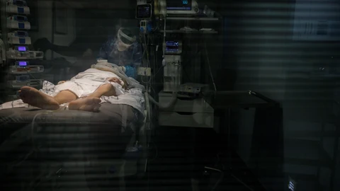 Imagen de un enfermo covid en el hospital universitario Nuestra Señora de La Candelaria, en Santa Cruz de Tenerife (Canarias)