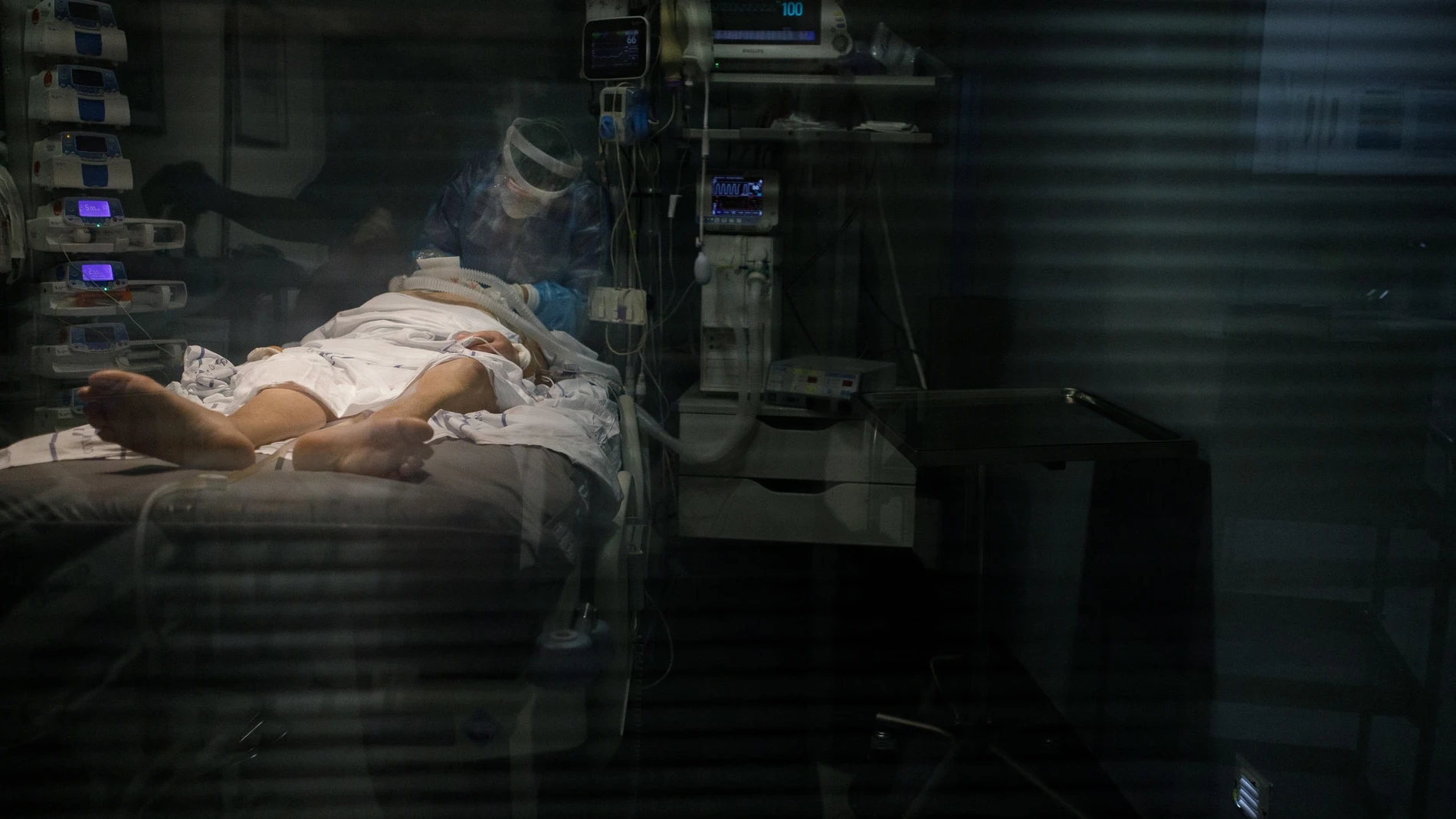 Imagen de un enfermo covid en el hospital universitario Nuestra Señora de La Candelaria, en Santa Cruz de Tenerife (Canarias)
