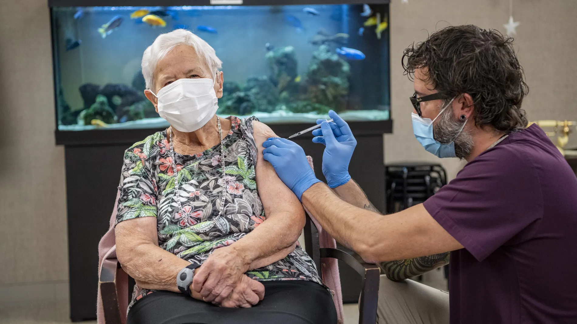 Una mujer de 90 años se convierte en la primera persona en el cantón de Lucerna en recibir la vacuna de Pfizer-BioNTech contra la Covid-19 este miércoles en Suiza