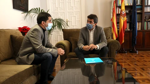 El presidente de la Diputación de Alicante, Carlos Mazón (D), junto al portavoz socialista, Toni Francés