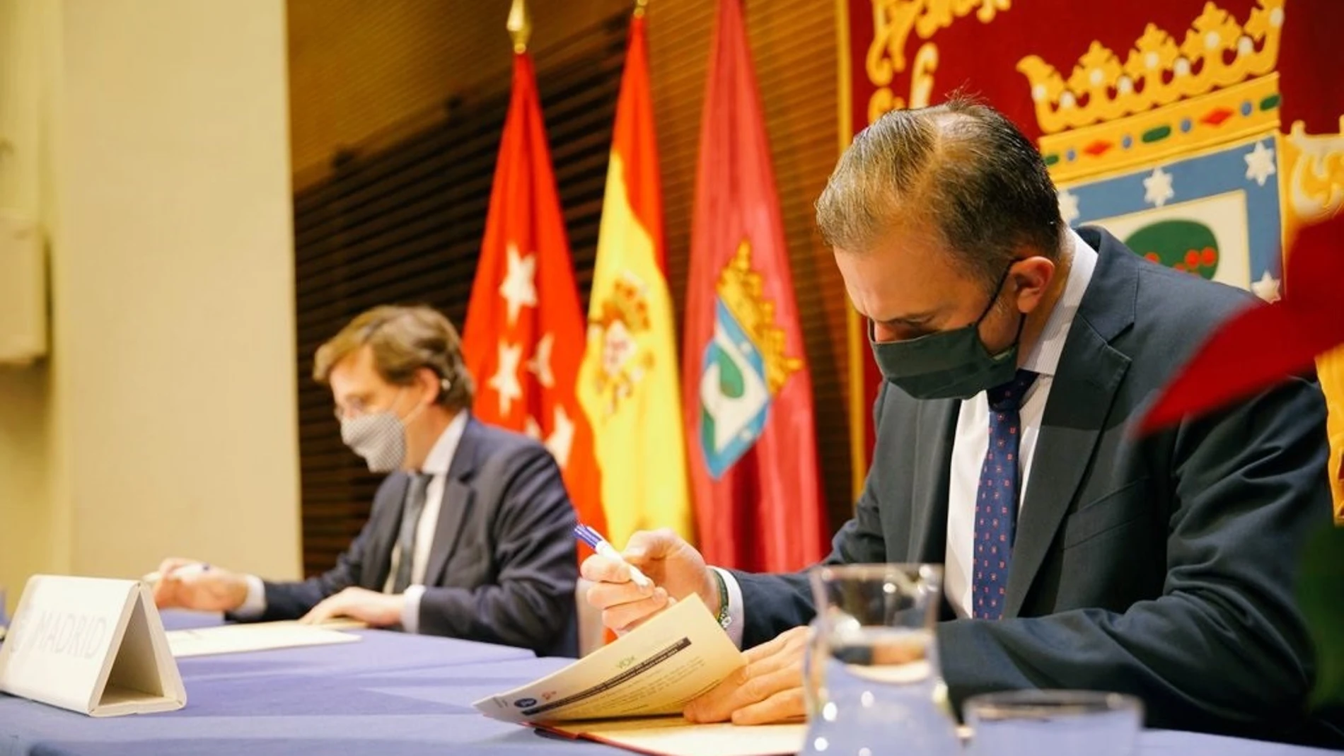 José Luis Martínez-Almeida y Javier Ortega Smith firman el acuerdo de presupuestos para Madrid23/12/2020
