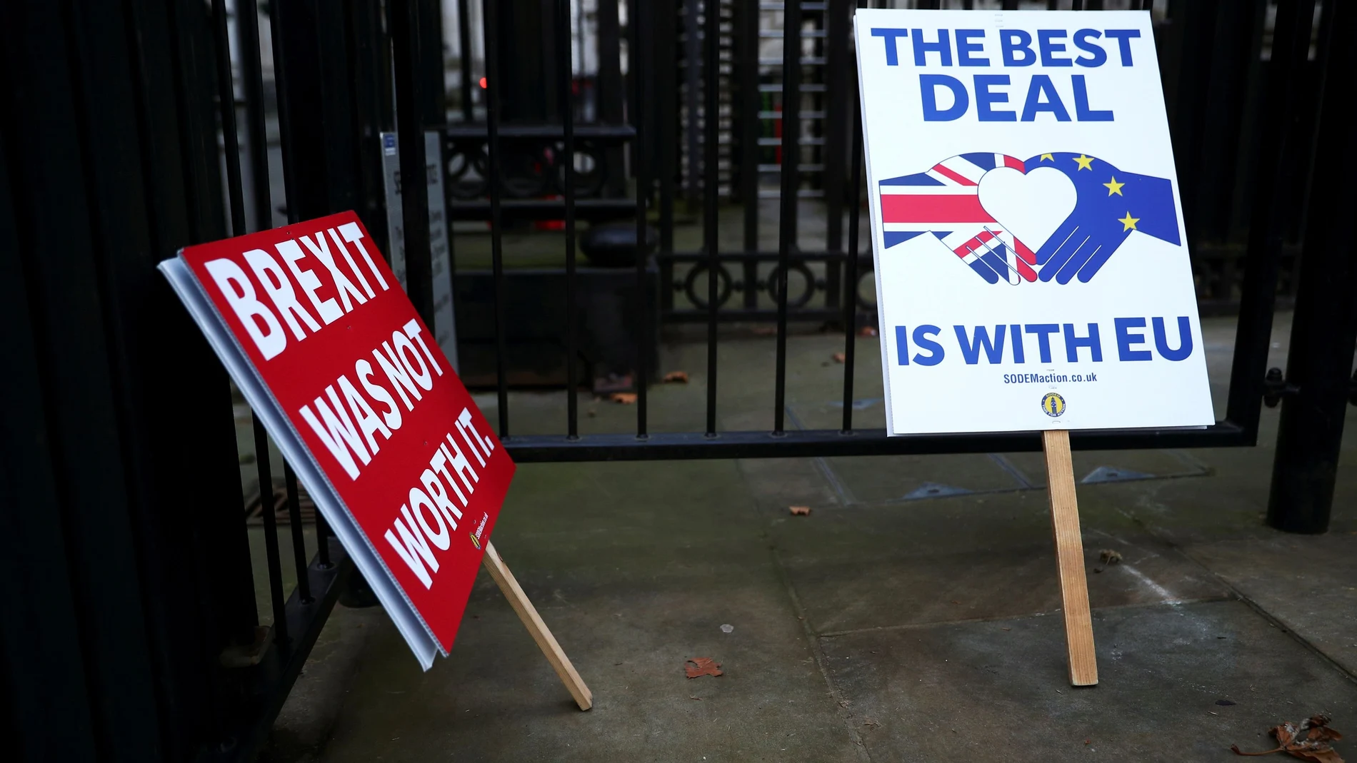 Carteles anti-Brexit en las puertas de Downing Street en Londres, Gran Bretaña, el 24 de diciembre de 2020