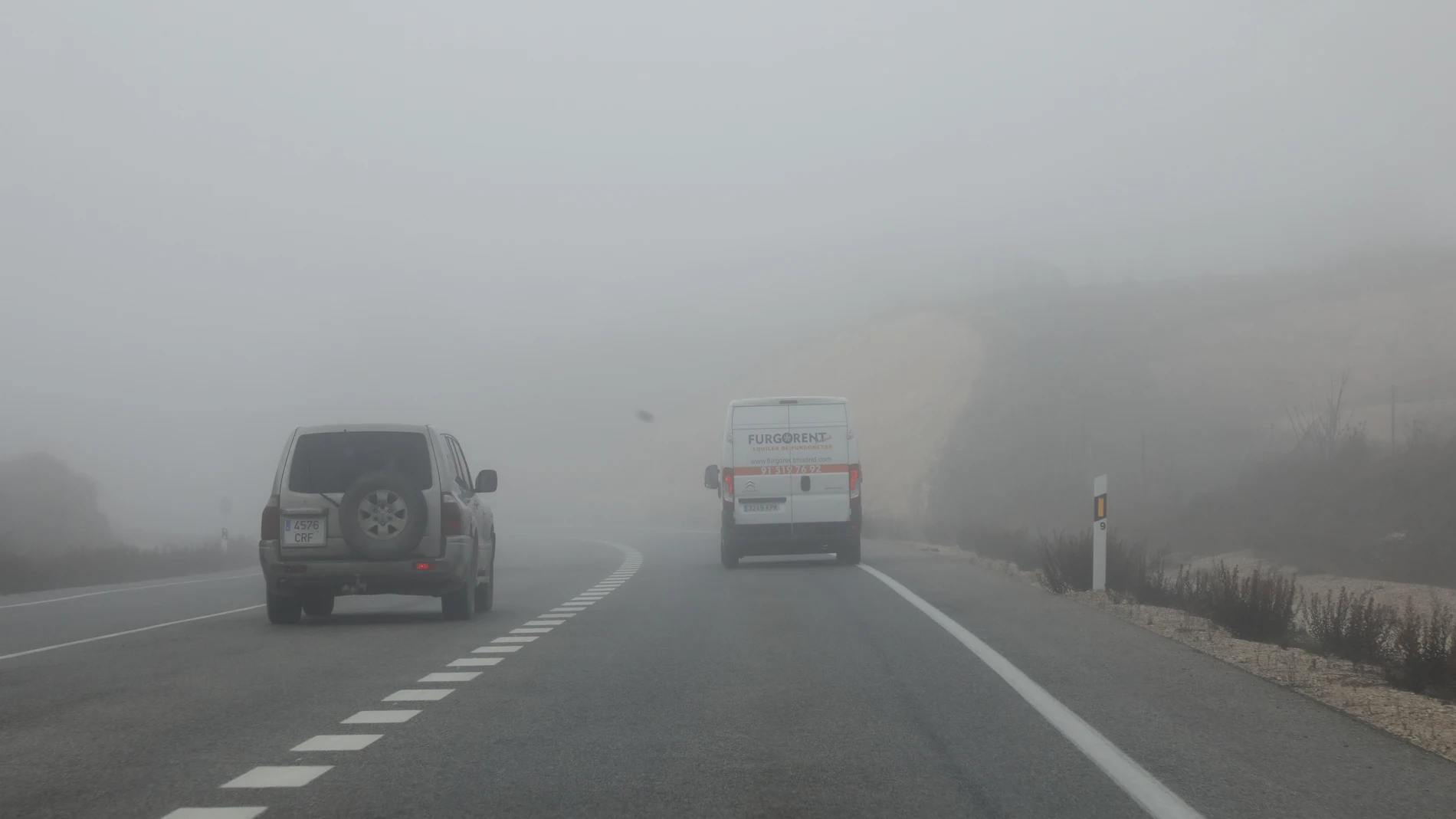 Carretera con trafico y mucha niebla, pero los coches circulan sin las luces reglamentarias.