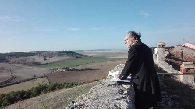 Tomás García Yebra, en el adarve de la muralla de Urueña, la otra gran protagonista de su libro