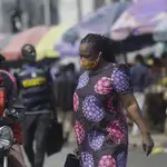 Una mujer pasea en Lagos, Nigeria