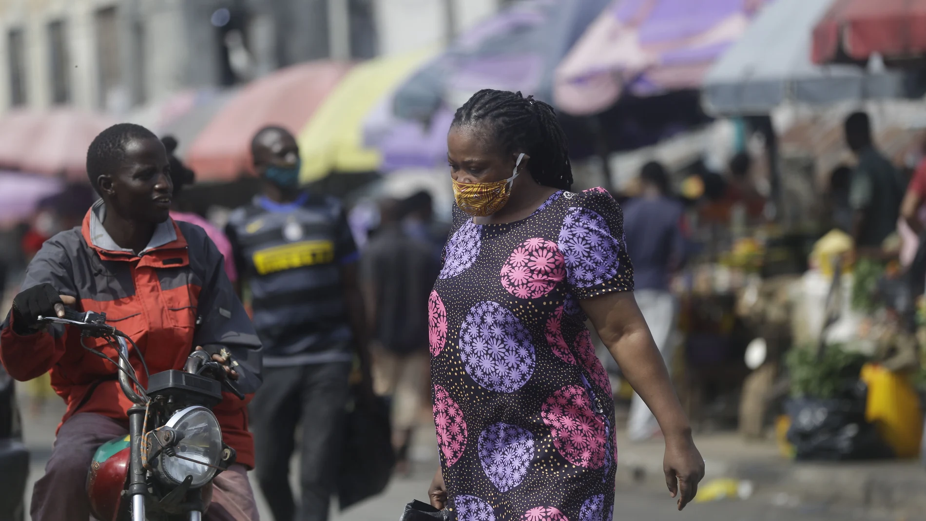 Una mujer pasea en Lagos, Nigeria