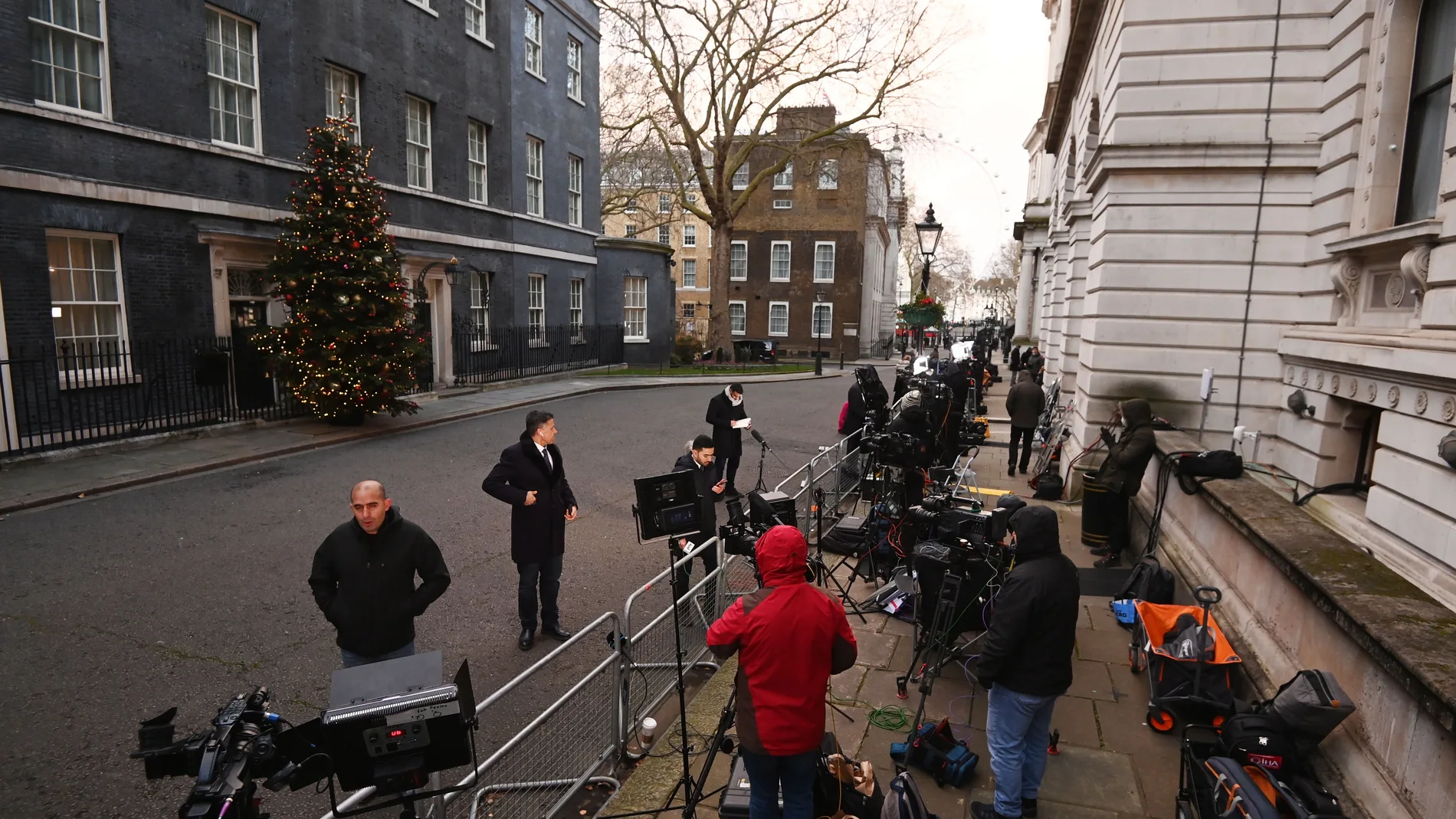 Periodistas ayer frente a Downing Street