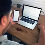 Un hombre invirtiendo online desde su ordenador