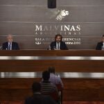 Los ministros de Sanidad y Presidencia argentinos comparecen junto al embajador ruso en Buenos Aires, Dimitry Feoktistov, tras llegar el primer cargamento de la vacuna Sputnik V en Nochebuena