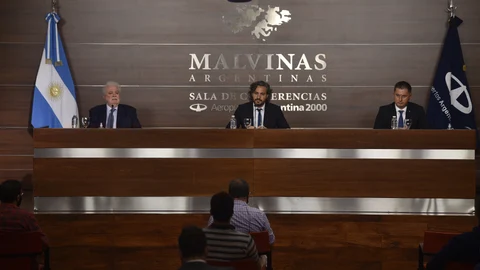 Los ministros de Sanidad y Presidencia argentinos comparecen junto al embajador ruso en Buenos Aires, Dimitry Feoktistov, tras llegar el primer cargamento de la vacuna Sputnik V en Nochebuena