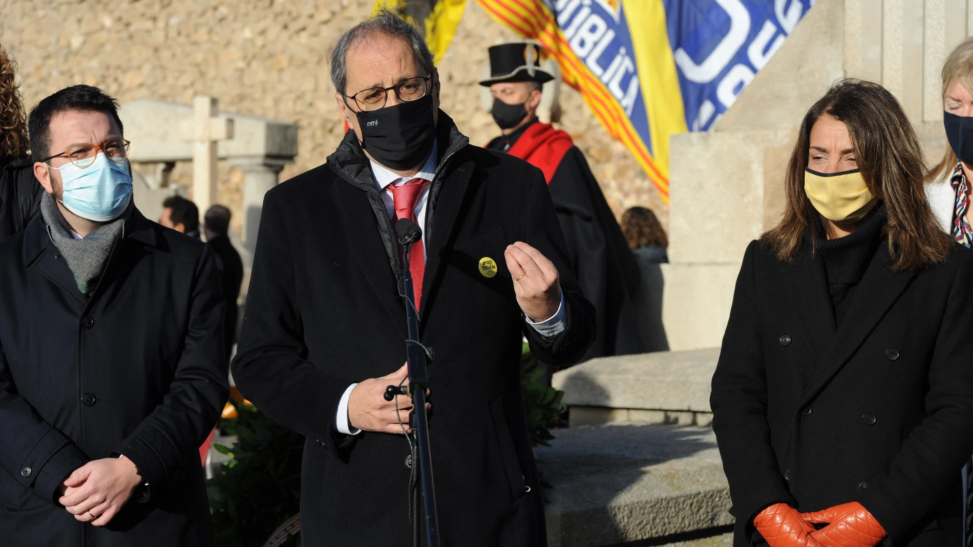 (I-D) El vicepresidente de la Generalitat, Pere Aragonès, el expresidente de la Generalitat, Quim Torra ofrece declaraciones y la consellera de Presidencia y portavoz del Govern, Meritxell Budó durante la ofrenda floral a la tumba del expresidente de la Generalitat, Francesc Macià en el cementerio de Montjuic, en Barcelona (España), a 25 de diciembre de 2020.