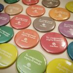 Chapas para llamar al voluntariado de Cáritas