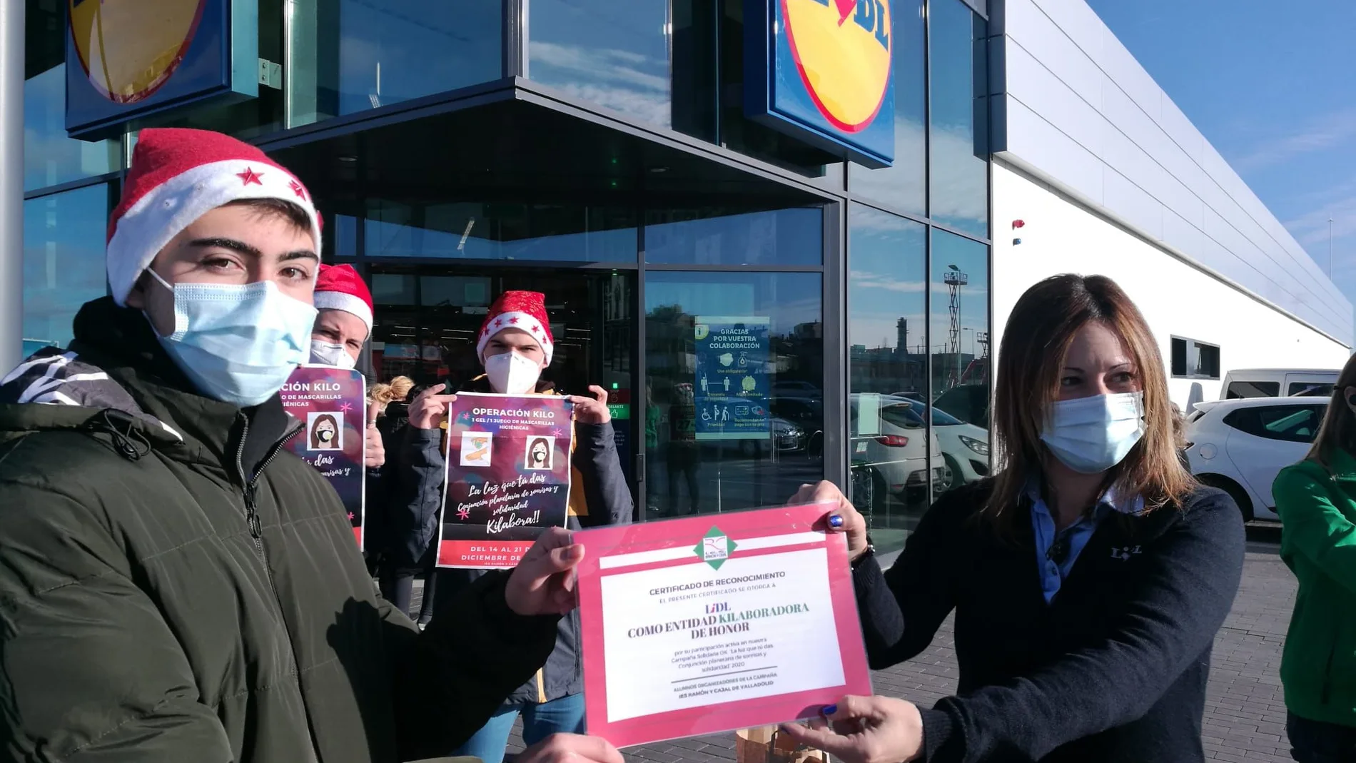 Alumnos del IES Ramón y Cajal cambian el peso de un trabajador de Lidl de Valladolid mascarillas