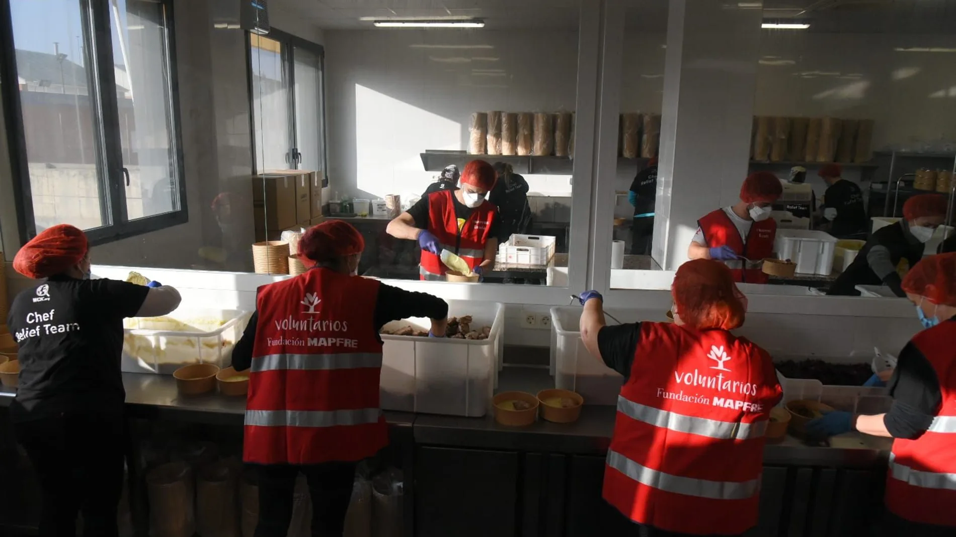 Algunos de los voluntarios preparando las cenas navideñas