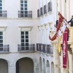 El alcalde de Almería sostiene el Pendón en el balcón principal del ayuntamiento