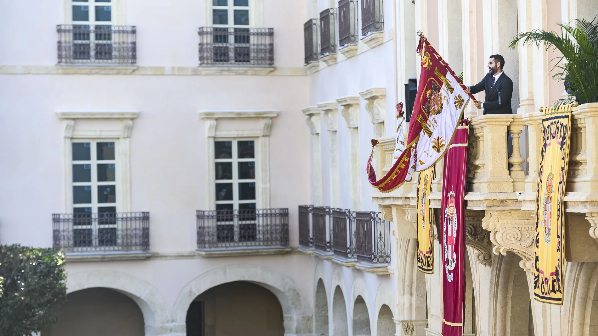 El alcalde de Almería sostiene el Pendón en el balcón principal del ayuntamiento