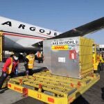 Mexico's second batch of the Pfizer-BioNTech COVID-19 vaccine is unloaded from a plane at Benito Juarez International Airport, as the coronavirus disease (COVID-19) outbreak continues in Mexico City, Mexico December 26, 2020. Press Office Andres Manuel Lopez Obrador/Handout via REUTERS ATTENTION EDITORS - THIS IMAGE WAS PROVIDED BY A THIRD PARTY