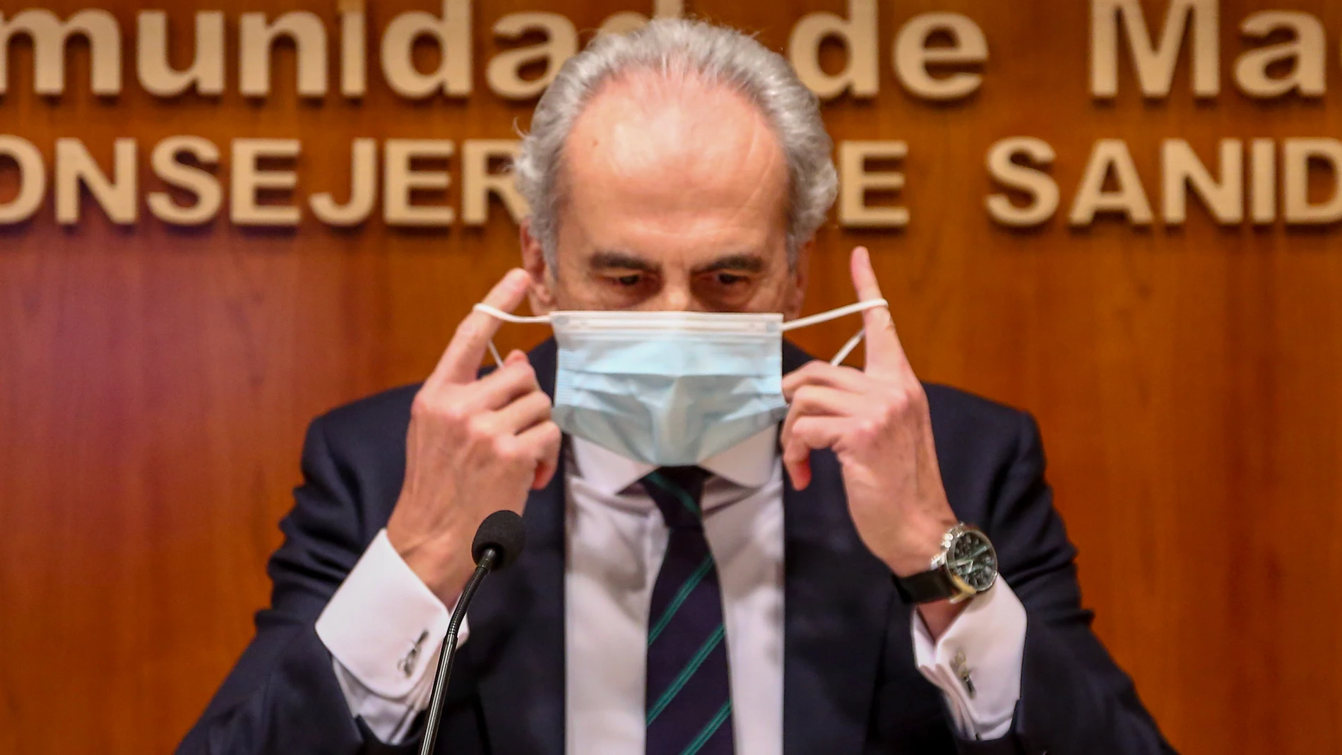El consejero de Sanidad de la Comunidad de Madrid, Enrique Ruiz Escudero se quita la mascarilla durante la rueda de prensa para actualizar la situación epidemiológica y asistencial en la región, en la Consejería de Sanidad