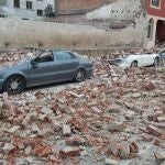 Los coches se encontraban aparcados junto a un antiguo cine