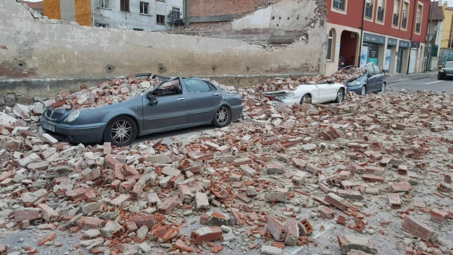 Los coches se encontraban aparcados junto a un antiguo cine