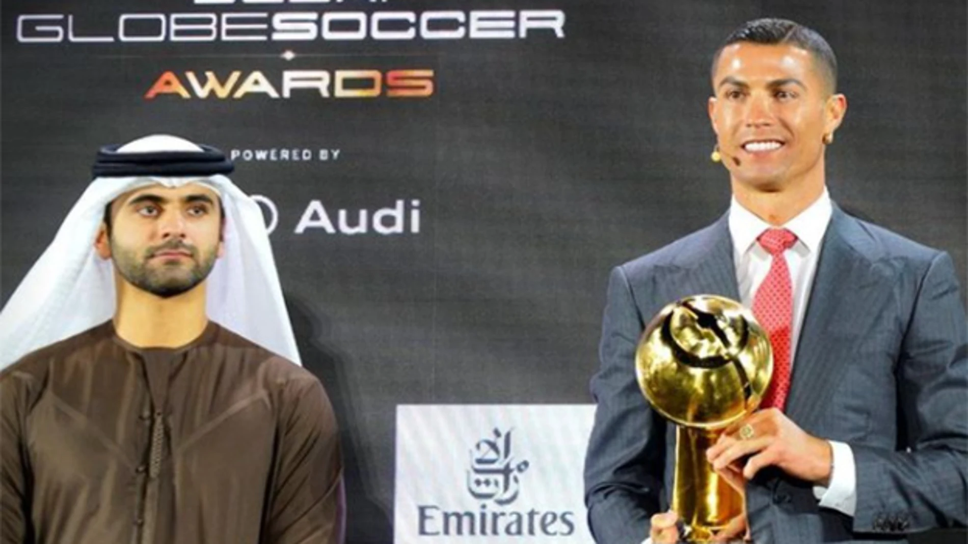 Cristiano Ronaldo, junto al jeque Ahmed bin Mohammed bin Rashid Al Maktoum en los Globe Soccer Awards.