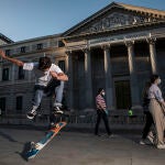 Dos jóvenes practican skate delante del Congreso