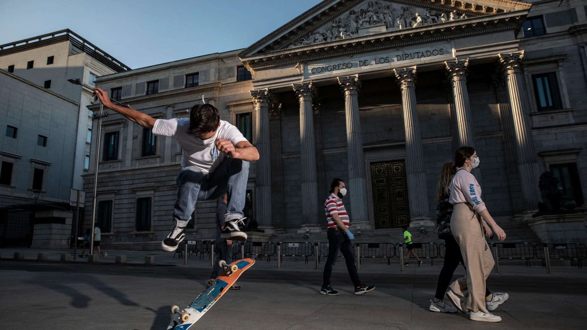 Dos jóvenes practican skate delante del Congreso