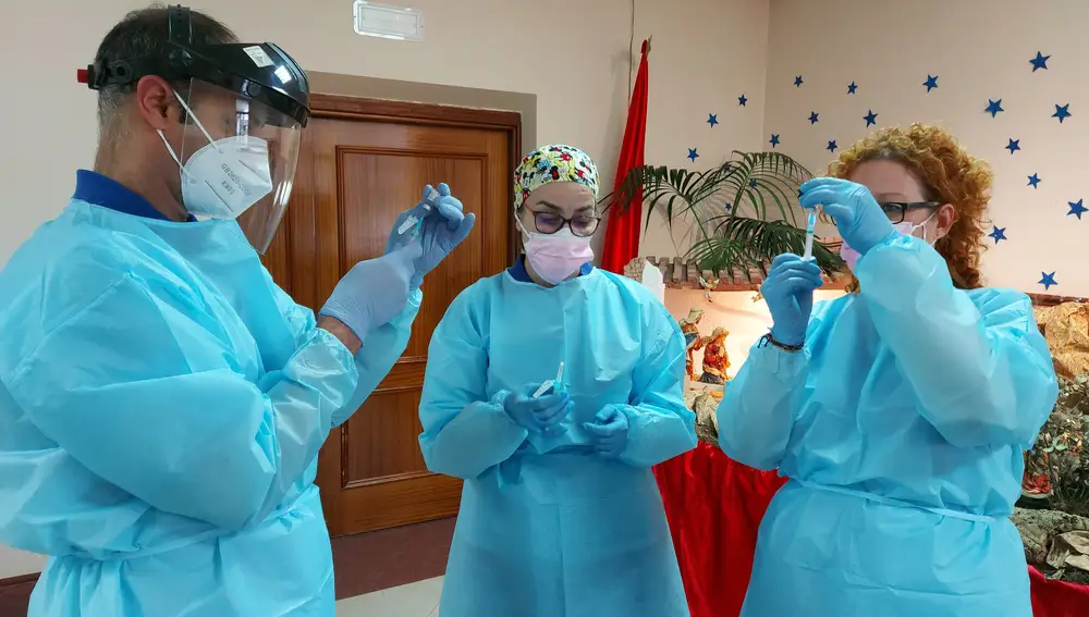Profesionales sanitarios se preparan para vacunar en una residencia de mayores cordobesa