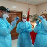 Profesionales sanitarios se preparan para vacunar en una residencia de mayores cordobesa