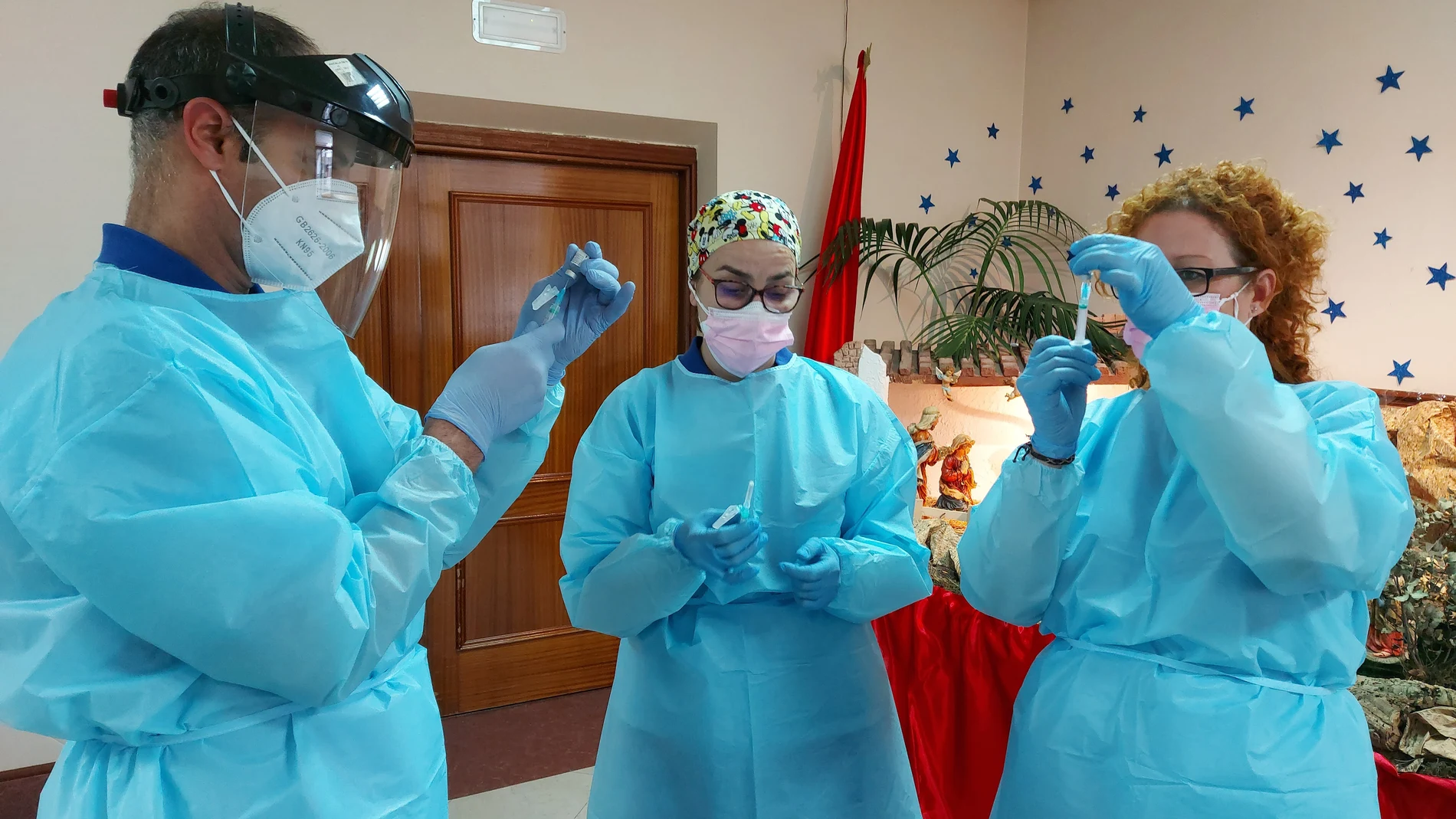 Profesionales sanitarios se preparan para vacunar en una residencia de mayores cordobesa