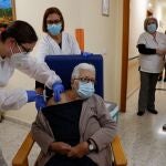 Una anciana de la residencia Casa Retino El Salvador, en Torrent (Valencia),recibe la vacuna contra el Covid-19
